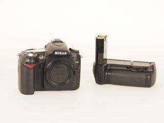 Cámara Nikon D90 + Objetivo 18-105 + Grip MB-D80