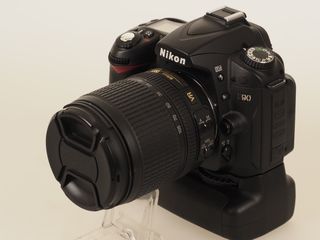 Cámara Nikon D90 + Objetivo 18-105 + Grip MB-D80