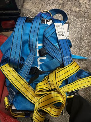 Arnés de seguridad azul y amarillo