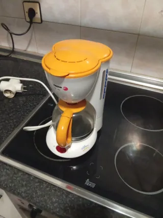Cafetera Fagor Naranja y Blanca
