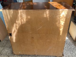 Mueble de madera marrón