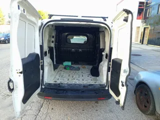 Alquilo furgonetas cuatrocientos euros al mes