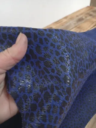 Piel de vacuno con estampado de leopardo