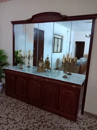 Mueble de salón con espejo y mármol