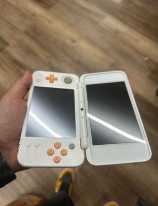 Nintendo 2DS XL con caricabatterie