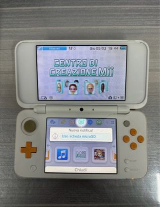 Nintendo 2DS XL con caricabatterie