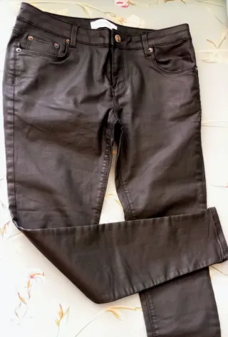 Pantalones efecto cuero Zara negros