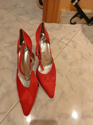 Zapatos de tacón rojos