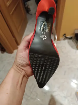Zapatos de tacón rojos