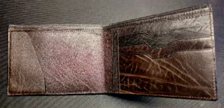 Portafoglio in pelle marrone con dettagli oro