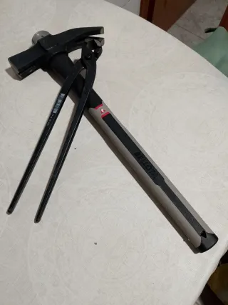 Martillo bellota y Tenaza Knipex.