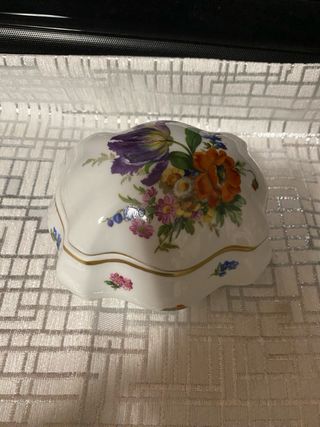 Joyero de porcelana con flores