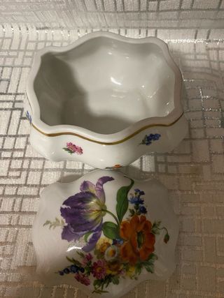 Joyero de porcelana con flores