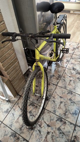 Bicicleta verde con portaequipajes