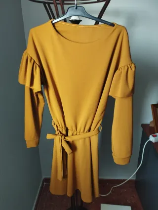 Vestido mostaza con cinturón