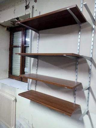 Estanterías de madera y aluminio