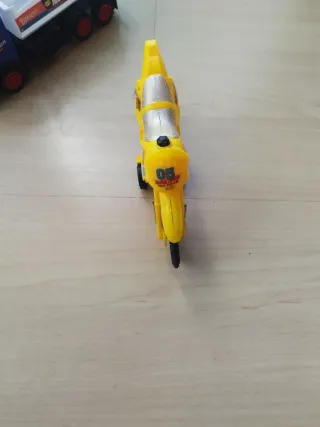 Lote 2 vehículos juguete: camión y moto