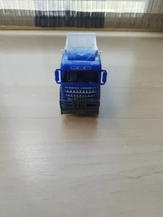 Lote 2 vehículos juguete: camión y moto