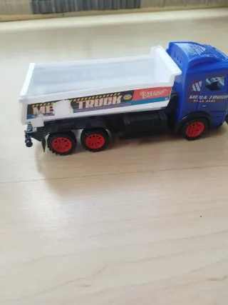 Lote 2 vehículos juguete: camión y moto