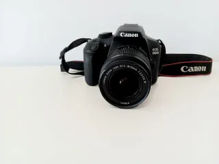 Cámara Canon EOS 1300D con objetivo