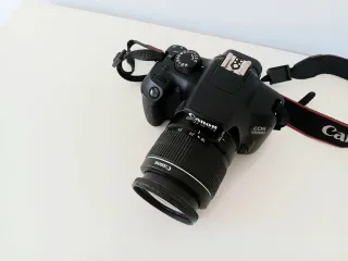 Cámara Canon EOS 1300D con objetivo