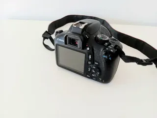 Cámara Canon EOS 1300D con objetivo