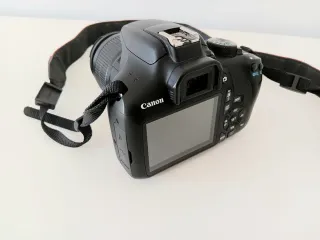 Cámara Canon EOS 1300D con objetivo