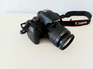 Cámara Canon EOS 1300D con objetivo