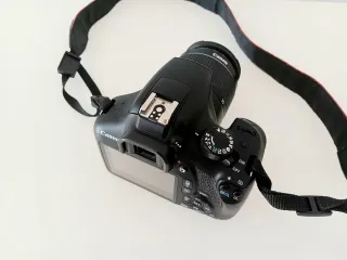 Cámara Canon EOS 1300D con objetivo