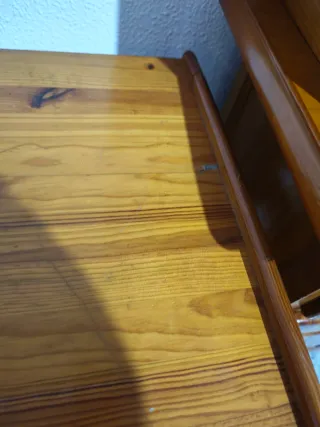 Escritorio y silla de madera