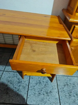 Escritorio y silla de madera