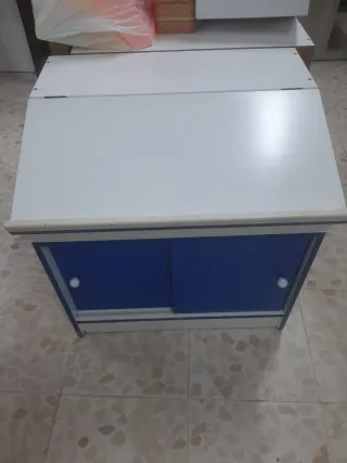 Mueble expositor azul y blanco
