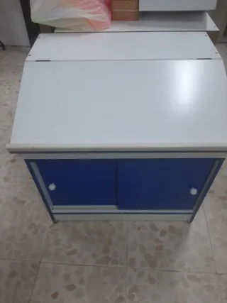 Mueble expositor azul y blanco