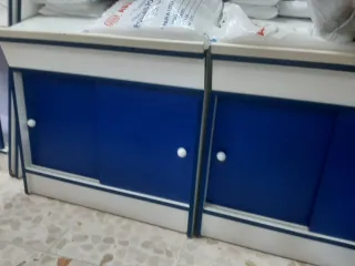 Mueble expositor azul y blanco