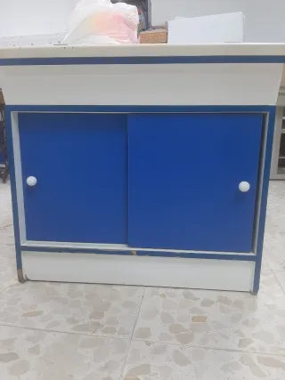 Mueble expositor azul y blanco