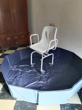 Silla de ducha con recipiente.