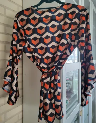 Camisa cruzada diseño geométrico