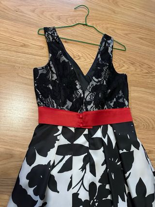 Vestido largo floral con encaje