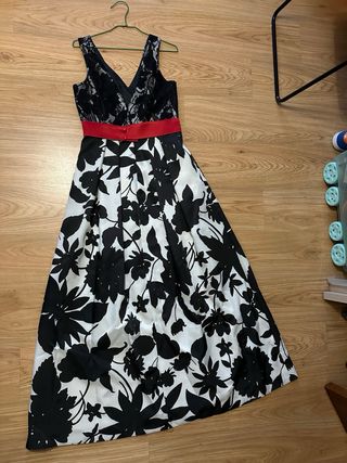 Vestido largo floral con encaje