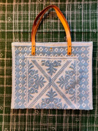 Bolso tote tejido bordado turquesa