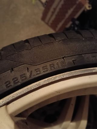 Llantas con neumáticos para Mini Cooper.