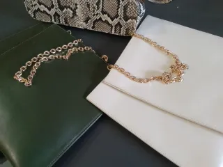 Bolso de piel serpiente con cadena dorada