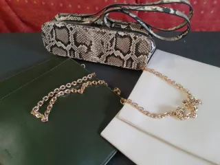 Bolso de piel serpiente con cadena dorada