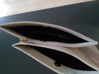 Bolso de piel serpiente con cadena dorada