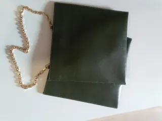 Bolso de piel serpiente con cadena dorada