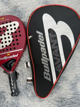 Pala Bullpadel AXYM y funda AVANT