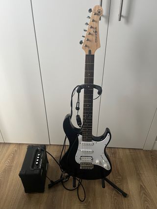 Guitarra Yamaha Pacifica 012 + Amplificador