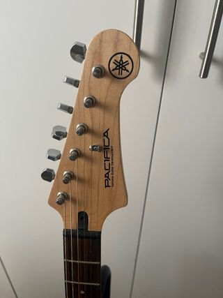 Guitarra Yamaha Pacifica 012 + Amplificador
