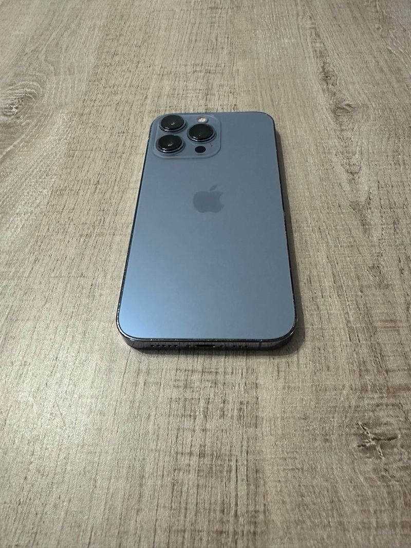 iPhone 13 Pro Azul en muy buen estado afbeelding 3