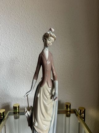 Figura Lladró Dama con Perro y Paraguas